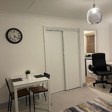 Stunning Studio Flat - Free Parking - 3 Min From Sutton Station Apartman Kültér fotó