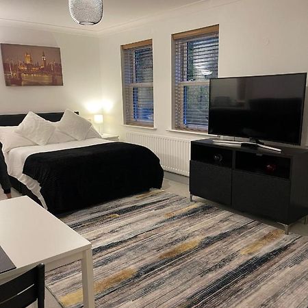 Stunning Studio Flat - Free Parking - 3 Min From Sutton Station Apartman Kültér fotó