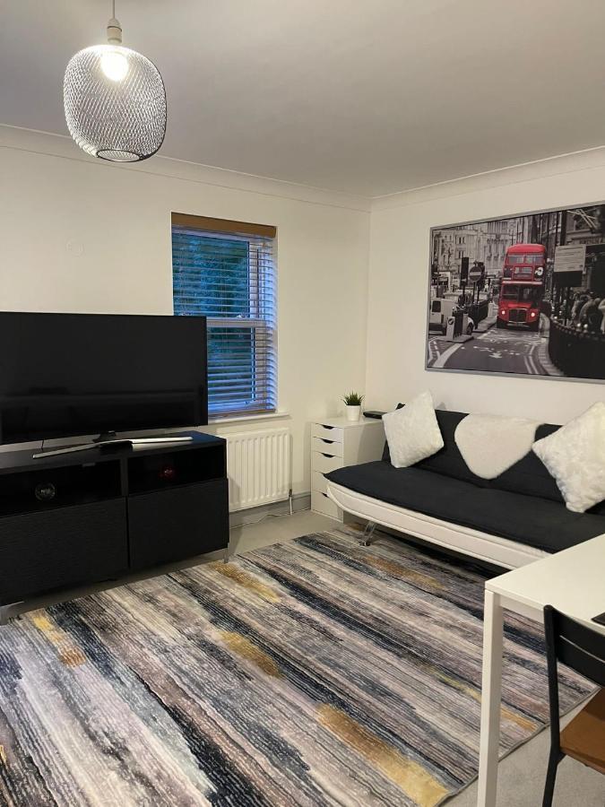Stunning Studio Flat - Free Parking - 3 Min From Sutton Station Apartman Kültér fotó