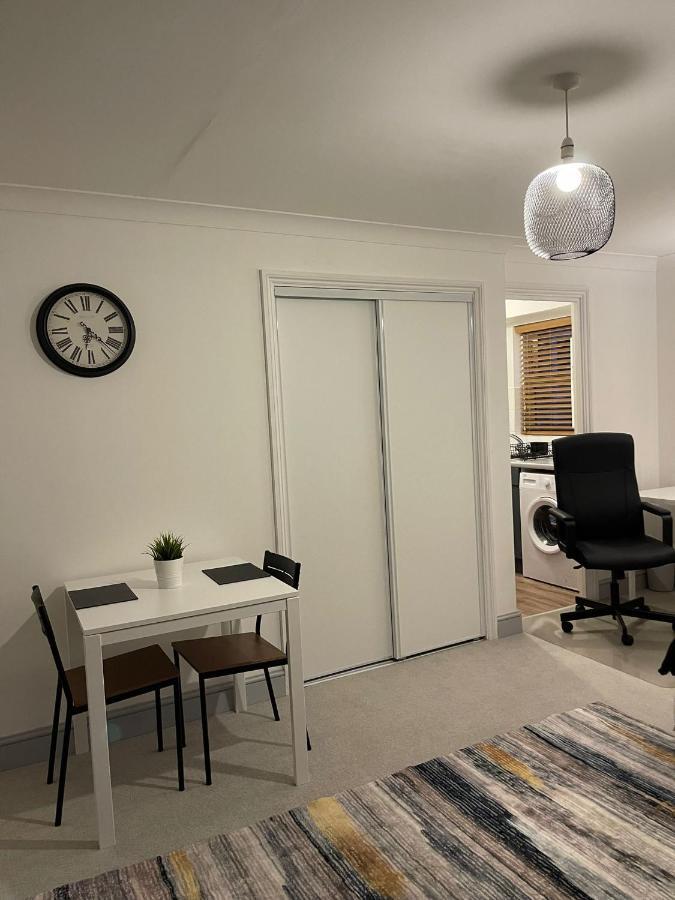Stunning Studio Flat - Free Parking - 3 Min From Sutton Station Apartman Kültér fotó