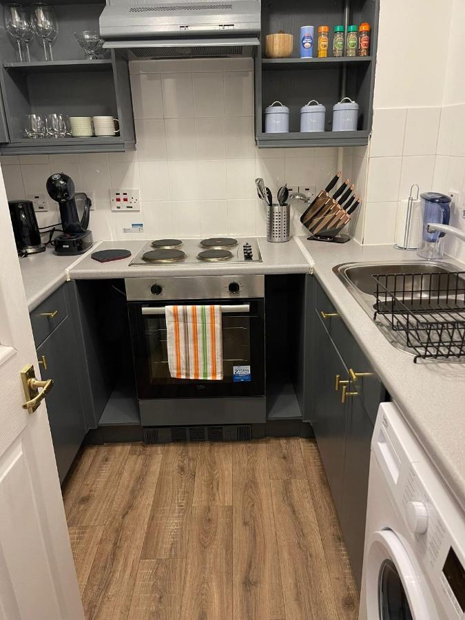 Stunning Studio Flat - Free Parking - 3 Min From Sutton Station Apartman Kültér fotó