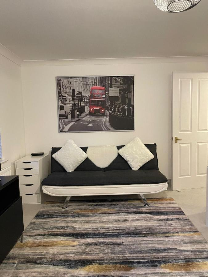 Stunning Studio Flat - Free Parking - 3 Min From Sutton Station Apartman Kültér fotó