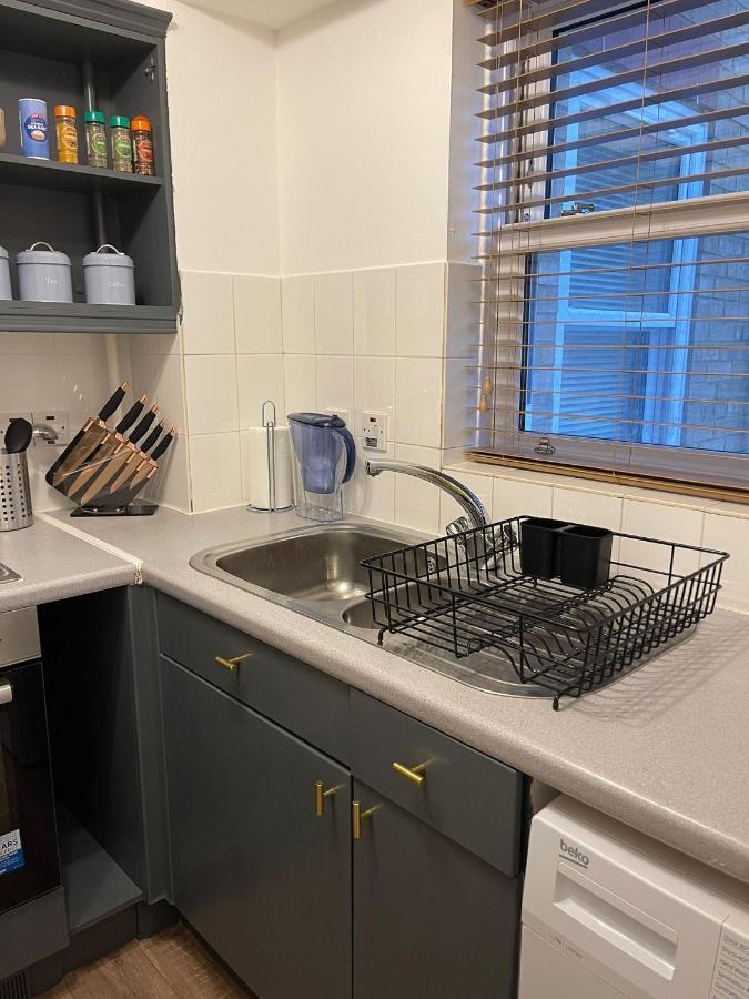 Stunning Studio Flat - Free Parking - 3 Min From Sutton Station Apartman Kültér fotó