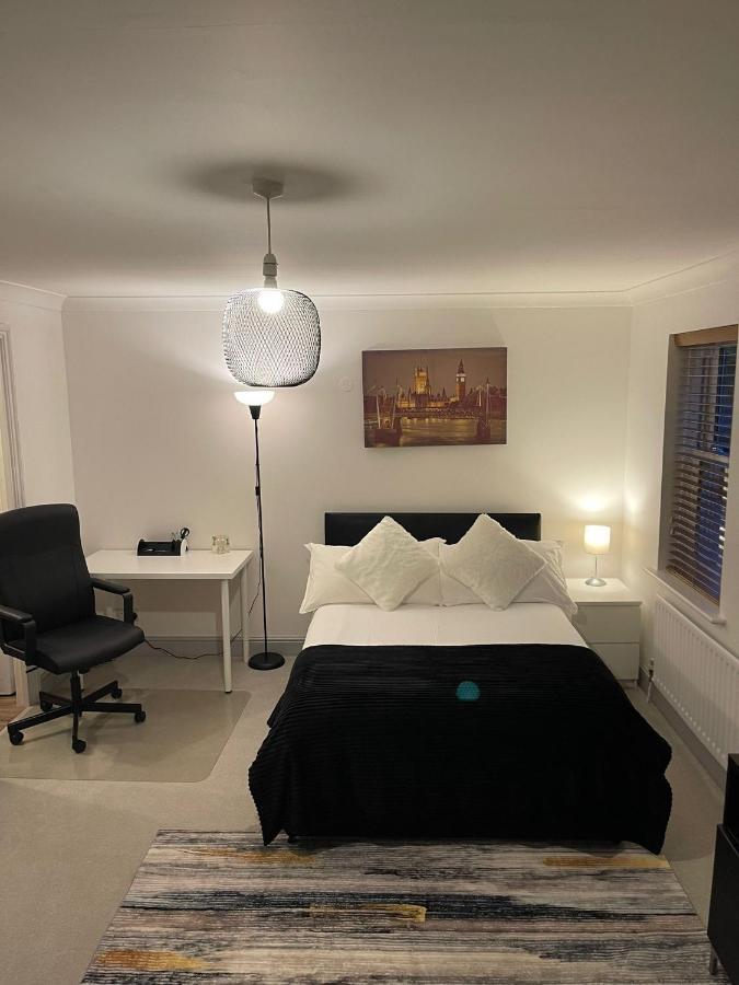 Stunning Studio Flat - Free Parking - 3 Min From Sutton Station Apartman Kültér fotó