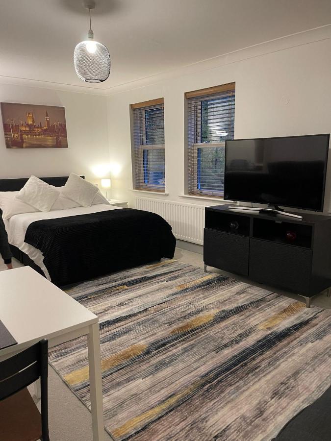 Stunning Studio Flat - Free Parking - 3 Min From Sutton Station Apartman Kültér fotó