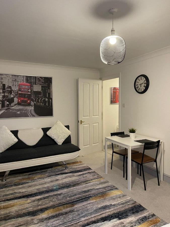 Stunning Studio Flat - Free Parking - 3 Min From Sutton Station Apartman Kültér fotó